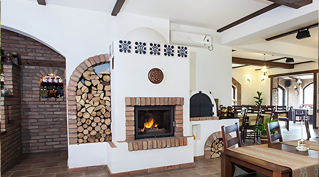 Șemineu rustic tradițional construit într-un restaurant lîngă Targu Mures.