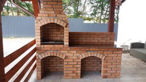 Gratar de gradina rustica din caramida Sapientia.