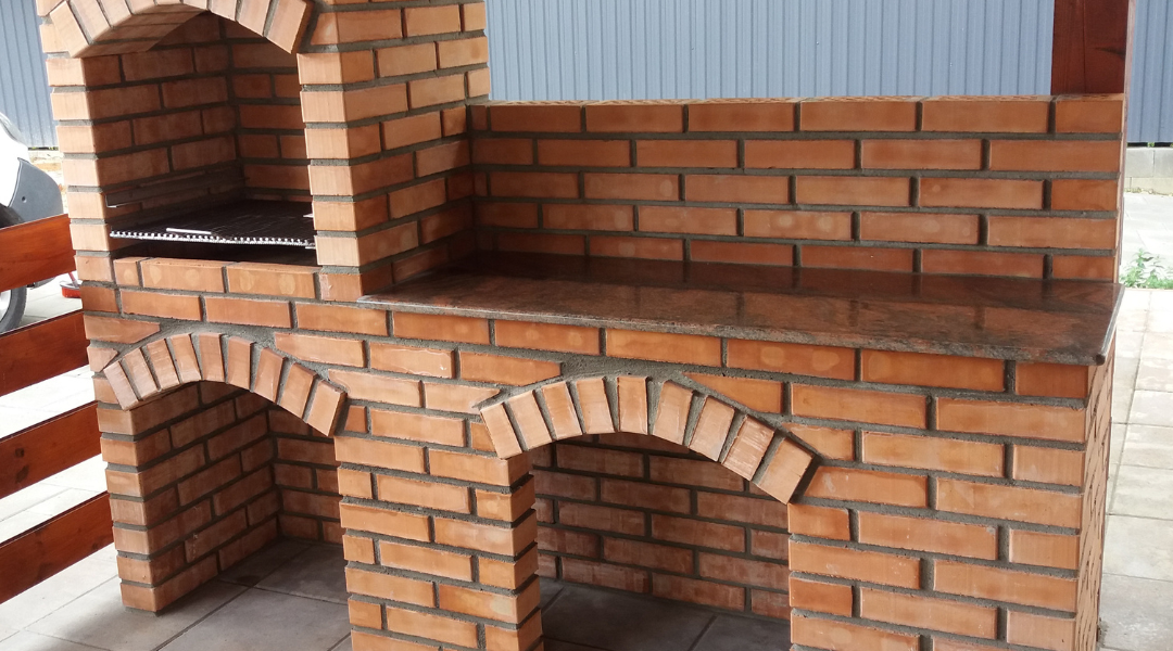 Gratar de gradina simpla Sapientia construit langa Targu Mures.
