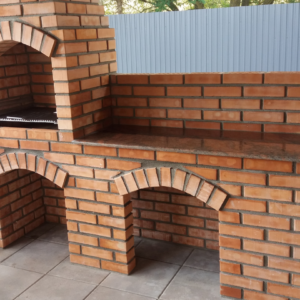 Gratar de gradina simpla Sapientia construit langa Targu Mures.