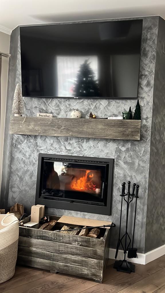 Semineu modern pe lemne cu grinda de lemn