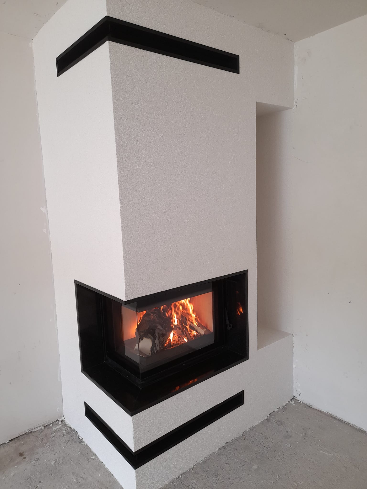 Semineu modern pe colt cu focar geam lateral