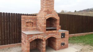 Gratar gradina caramida cu plita construit la Corunca, Mures.