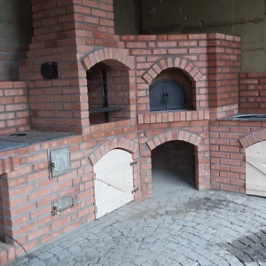 Gratar gradina caramida zidit langa Targu Mures, Curteni